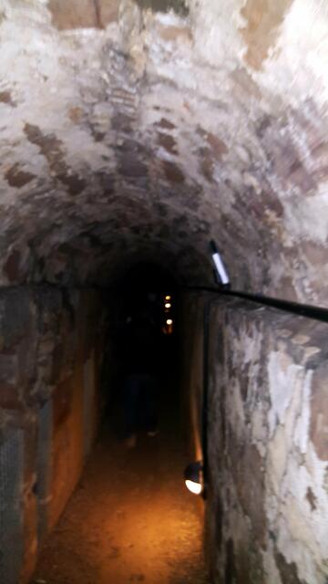 40 Treppen abwärts, dann Gang durch die Kasematten... hernach wieder 80 Treppen aufwärts..Hier hatte man im Tunnelsystem auch schmale Schlitze eingearbeitet, sodaß das Wachpersonal im Falle eines Angriffs oder Schürfarbeiten von Feinden an der Außenmauer, die Kratzgeräusche schallverstärkt man wahrgenommen hätte, und sofort Gegenmaßnahmen ergreifen hätte können.