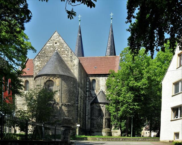 hier kann man die kreuzförmige Kirchenschiff erkennen