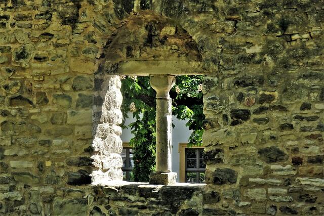 Durchblick in der Klostermauer