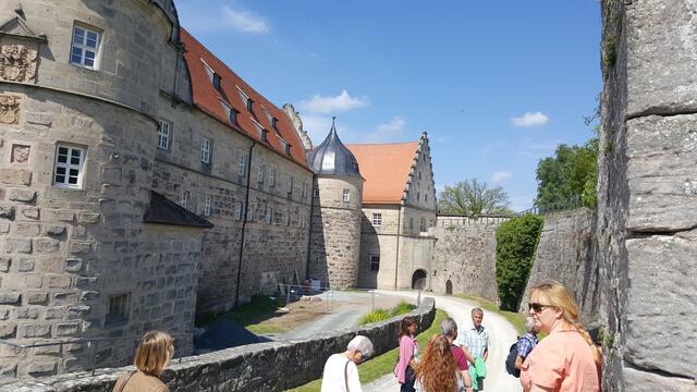 Blick auf Schmiedsturm (14.Jhdt) an der Aussenfront des Nordflügels