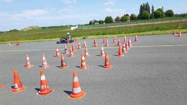 Olli fährt das Kart warm.