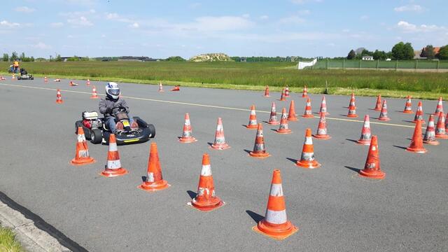Olli fährt das Kart warm.
