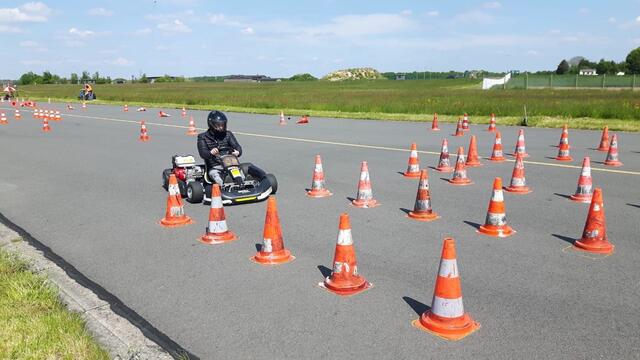Yannick fährt das Kart warm.