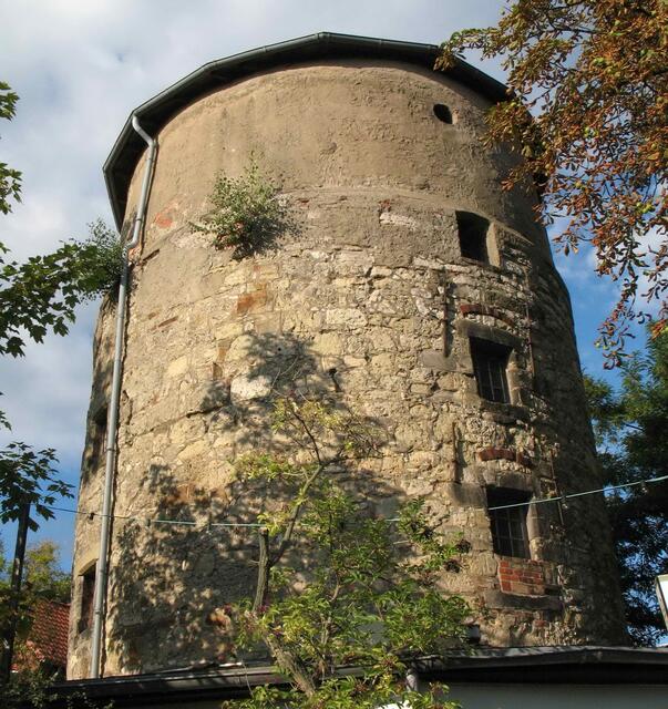 Die Warttürme, wie der Lindener Turm, der 1392 erbaut und der im 17. Jahrhundert zur Windmühle umgebaut wurde, waren ständig von Wachtposten besetzt.