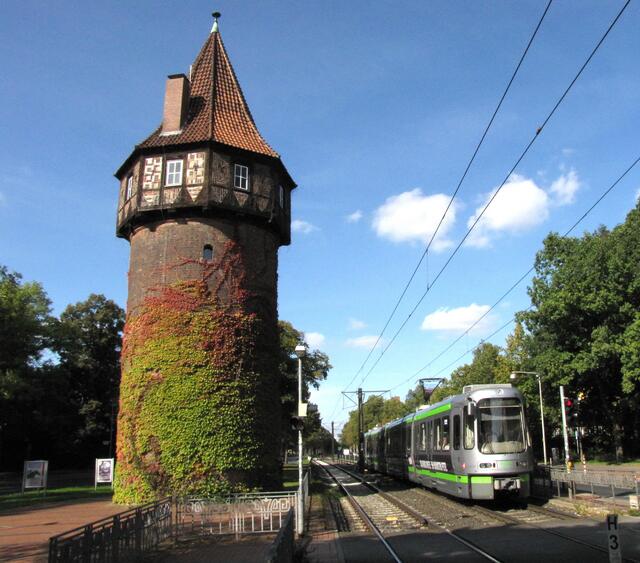 Früher fuhr hier die Pferdebahn. Der Döhrener Turm, 1382 erbaut, lag an der Straße nach Hildesheim. Seine Wände sind 1,30 Meter dick. Die kleinen Öffnungen im Mauerwerk sind Schießscharten. Sie erinnern an kriegerische Zeiten.