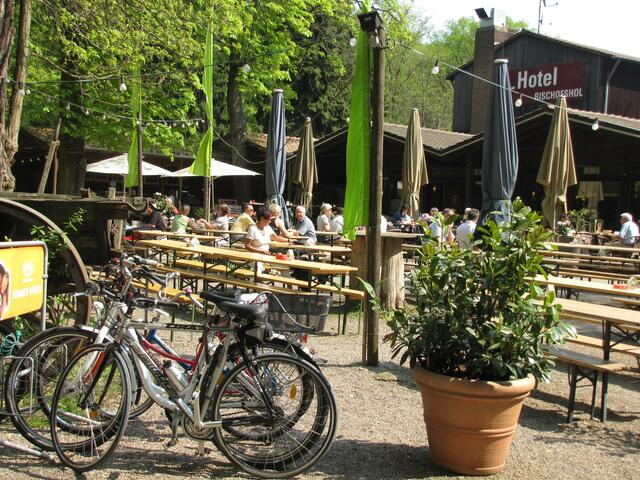 Vom Döhrener Turm verlief die Landwehr nach Bischofshol. Der Wartturm von 1460 ist dort längst verschwunden. Doch die Gastwirtschaft, die zu jedem Einlass dazugehörte, hat sich, wie an manch anderem auch, bis heute erhalten.