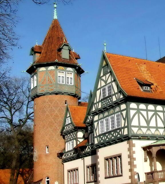 Der Durchlass Lister Turm befand sich früher nur ein kleines Stück entfernt an der heutigen Burckhardstraße. Der Turm, 1387 erbaut, wurde später abgerissen und an jetziger Stelle in romantischer Ausführung neu errichtet.