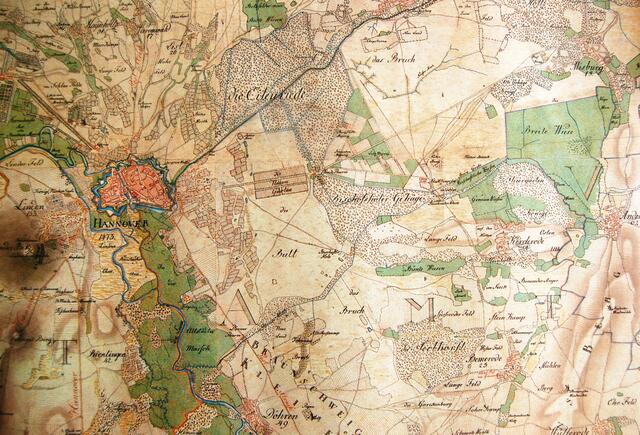 Auch die Karte der Kurhannoverschen Landesaufnahme von 1781 zeigt die Bäche der Landwehr. Unten von der Leine zieht sich der Graben am östlichen Eilenriederand zur Kirchröder Warte entlang. Von dort in spitzem Winkel zum Pferdeturm und weiter nach Norden. Dort trifft er auf den Torfkanal, der sich als Lüneburger Landwehr diagonal nach rechts zu Steuerndieb und weiter zur Pinkenburg hinaufzieht. (Mit Lupe vergrößern.)