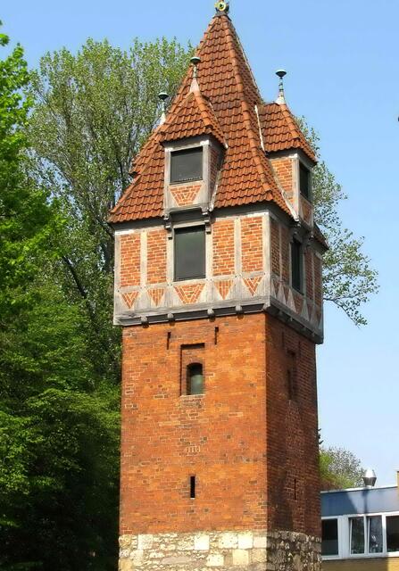 Dort trifft er auf den Pferdeturm, der 1387 im unteren Bereich aus Bruchsteinen, darüber aus Ziegeln erbaut wurde. Das Fachwerkobergeschoss mit Spitzdach wurde 1892 aufgesetzt.