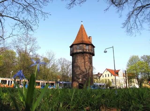 Die Landwehr hatte nur eine militärisch begrenzte Funktion. Ende des 15. Jahrhunderts kam es am Einlass Döhrener Turm zu einem Überfall des Welfenherzogs Heinrich von Wolfenbüttel.