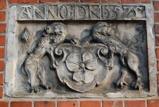 Das Wappen an der Hausfassade stammt wahrscheinlich aus seinem Mauerwerk.