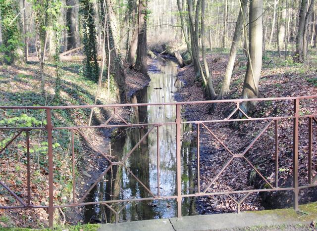 Auch ein Teilstück des Landwehrgrabens ist unweit davon vorhanden. Als Teil der Lüneburger Landwehr ist er auch als Schiffgraben bekannt, auf dem die Torfkähne zwischen Hannovers Aegidientor und dem Altwarmbüchener Moor unterwegs waren.