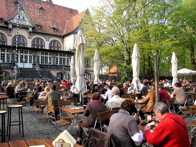 Und natürlich gehört auch ein Biergarten dazu. Im 19. Jahrhundert hatte der Kaffeegarten, wie manch anderer auch, um die 3.000 Plätze. Es waren damals an Wochenenden beliebte Ausflugsziele.