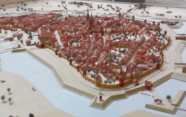 Wer das mittelalterliche Hannover erreichen wollte, musste zunächst ein Tor der Landwehr passieren, einige Kilometer weiter ein Stadttor. (Modell im neuen Rathaus.)