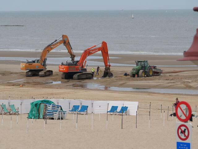 Bagger in Bereitschaft, möglicherweise auf weiteren Rückgang des Wassers wartend