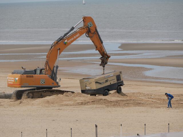 Ein Hilfsaggregat am Haken, dient scheinbar zur Spülung des Rohrs