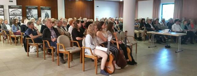 BesucherInnen im Marktoberdorfer Rathaussaal, im Vordergrund die Gitarristinnen der Musikschule