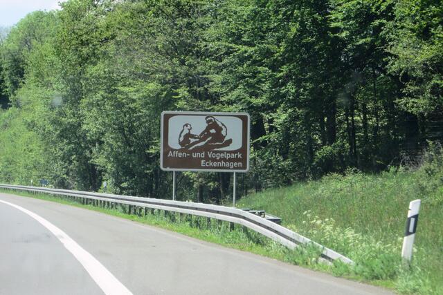 Affen- und Vogelpark Eckenhagen - ein verwirrendes Hinweisschild an der Autobahn 4 vor der Abfahrt Eckenhagen.