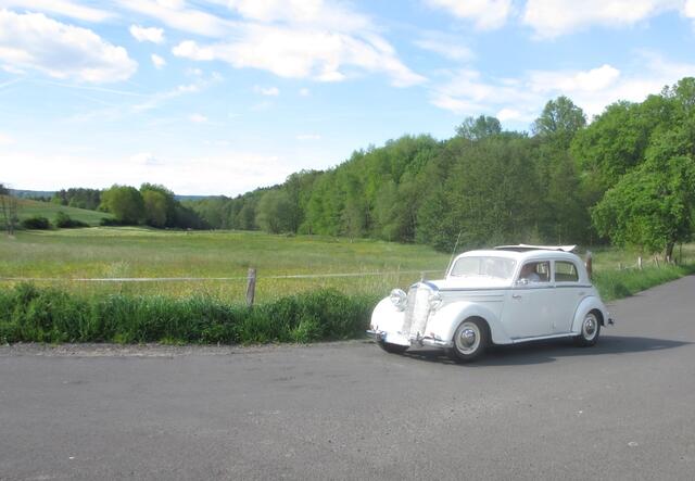 Ein schöner Mercedes Oldtimer kreuzt unseren Weg bei der Hessenmühle.