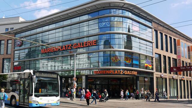 Einkaufszentrum am Marienplatz, dem zentralen Platz der Altstadt. Foto: Helmut Kuzina