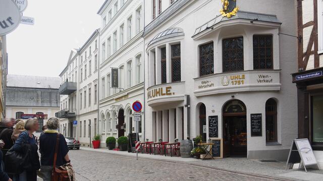 Im Jahr 1751 verlieh Herzog Christian Ludwig II. das Privileg an Johann Georg Uhle, Wein auszuschenken. Das heutige Weinhaus Uhle in der Schusterstraße ist Station der Stadtführungen. Foto: Helmut Kuzina