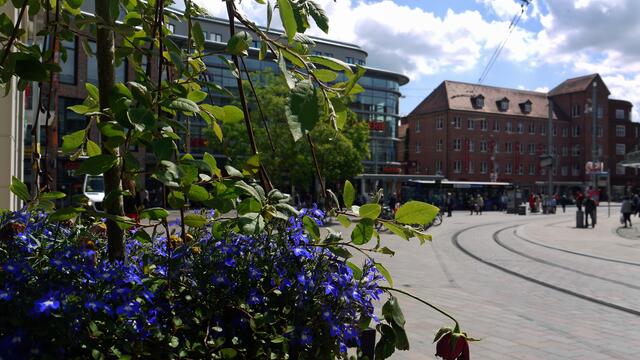 Der Marienplatz der Landeshauptstadt Schwerin ist ein Einkaufs- und Dienstleistungszentrum und zugleich ein Verkehrsknotenpunkt des städtischen Nahverkehrs. Foto: Helmut Kuzina