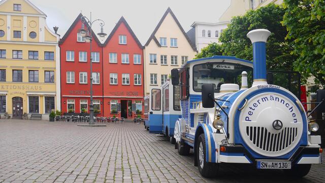 Das "Petermännchen" startet auf dem Altstädtischen Marktplatz zur Stadterkundung. Foto: Helmut Kuzina