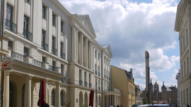 Das Finanzministerium in der Schlossstraße Nr. 9 - 11. Das spätklassizistische Gebäude entstand 1910/11 als Hotel "Nordischer Hof" und diente von 1952 bis 1990 als Dienststelle des Rates des Bezirks Schwerin. Foto: Helmut Kuzina