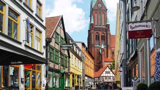 Durch die Schusterstraße geht es weiter zum Dom, dessen Turm mit 117,5 Metern weithin sichtbar ist. Foto: Helmut Kuzina