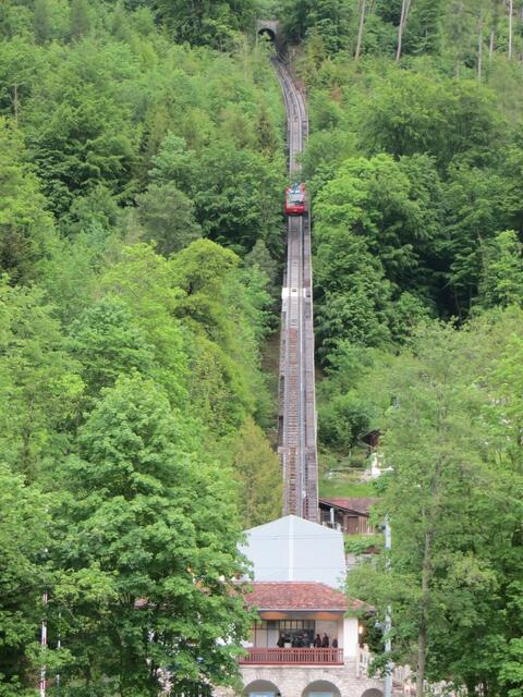Die Harderbahn wurde bereits 1908 eröffnet und ist eine sog. Standseilbahn, überwindet einen Höhenunterschied von rd. 1,5 Km. Mehr Infos unter https://de.wikipedia.org/wiki/Harderbahn