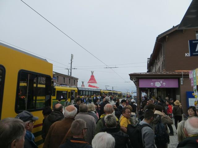 Umsteigen auf dem Weg zum Jungfrauenjoch. Dem Vernehmen nach werden täglich ca. 4.200 Personen zum Gipfel befördert.