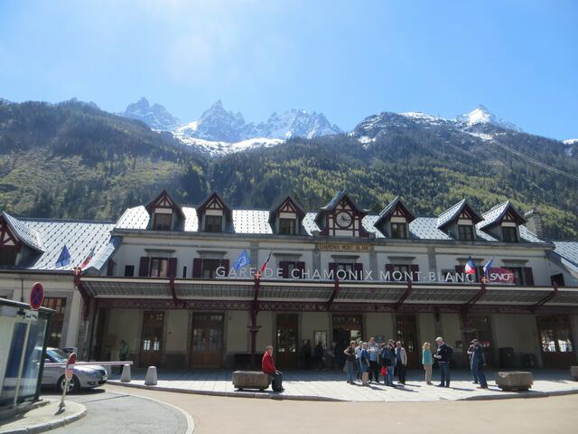 Wie schon der  Bahnhof Chamonix vermuten lässt, ist der Ort selbst sehenswert, und es gibt eine herrliche Aussicht auf die Berge