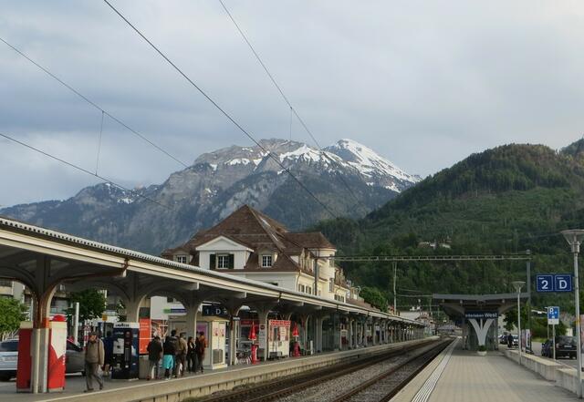 Bahnhof Interlaken West. Am anderen Ortsende gibt es noch den Bahnhof Interlaken Ost. Dazwischen keine halbe Stunde zu Fuß; beide also sehr gut erreichbar