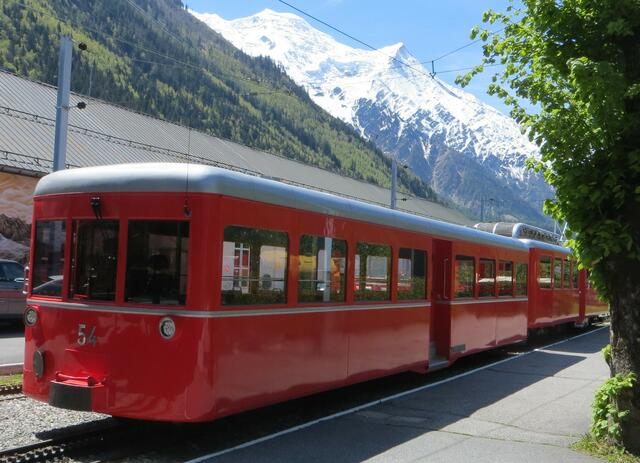 Hinter dem Bahnhof von Chamonix laden weitere Bahnen zur Erkundung der faszinierenden Gebirgswelt ein