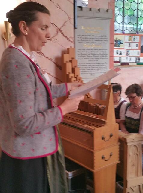 Christiane Haselbeck bei Gesang und Dirigat