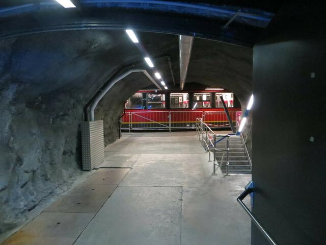 Ausstieg in 3.454 m Höhe über Normal Null im Stollen des Jungfraujochs; Europas höchstgelegener Bahnhof.