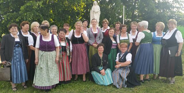 der Mühldorfer Bäuerinnenchor nach vollbrachtem Sangeswerk zur Maiandacht vor der Marienstatue del Pilar