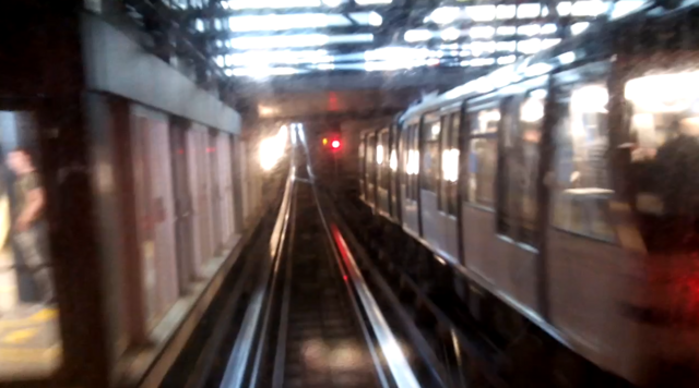 Die U-Bahn in Lausanne fährt alle paar Minuten. Die einzige Linie hat keine Verzweigungen; die Waggons fahren vollautomatisch und besitzen keine Führerstände.