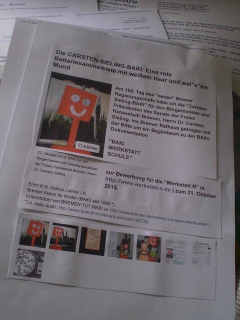 Die CARSTEN-SIELING-BAKI: Eine rote Batteriesammelkiste mit weißem Haar und  wei"s"em Mund