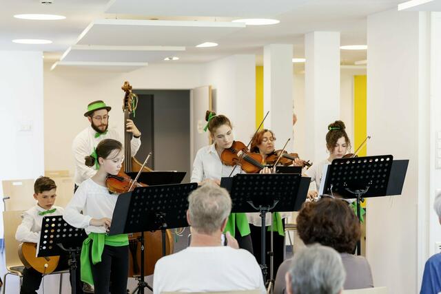 Das Irish Folk Ensemble der Musikschule Wertingen beim Konzert "Kunst tut gut!" in Aktion.
