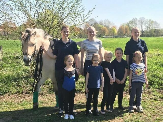 vorne v.l.n.r: Pauline Zuknik, Nele Renner, Hanna Lütt, Tabea Kindel, Leonie Schreiber     hinten v.l.n.r.: Marie Zander, Amelie Fasch, Merle Fasch (Trainer)