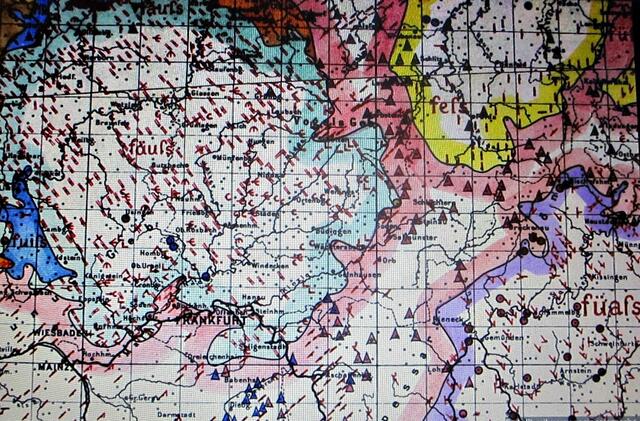 Ausschnitt einer Wenkerkarte zu "Füße". Die Grenze zwischen den Wortformen "Fäuß" und  "Fiiß" verläuft in dem Gebiet von Biebergemünd.  (Quelle: www.regionalsprache.de)