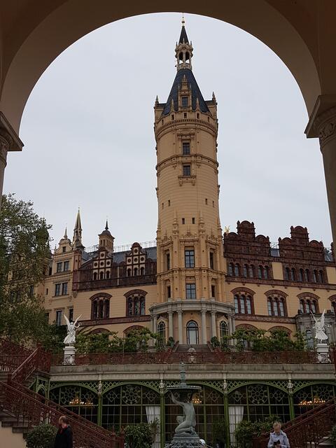 Blick auf Schlossturm und Orangerie