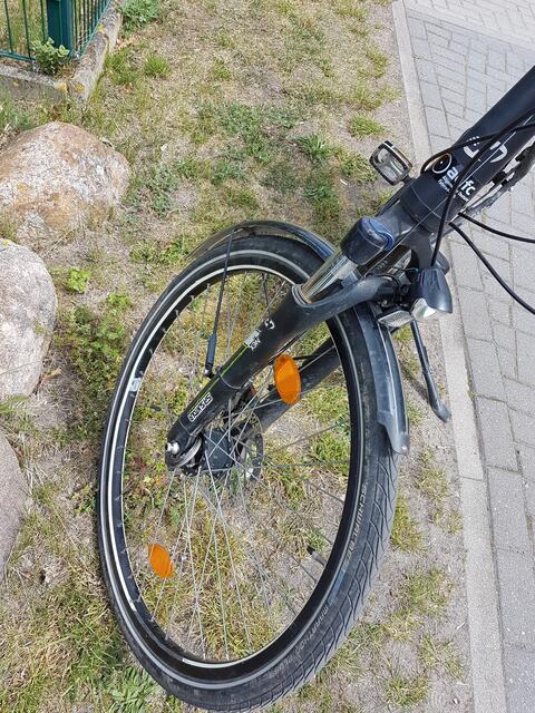 Gebrochen, einfach so: Das Gehäuse des Nabendynamo, siehe auch nächstes Bild.