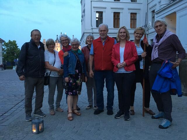 Ministerpräsidentin Manuela Schwesig lässt es sich nicht nehmen, die Himmelsradler vor der Staatskanzlei in Schwerin zu begrüßen (v.l.): Siggy, Sabine, Angelika, Marlis, Ulla, Reinhard, die Ministerpräsidentin, Karin und Reinhard. Foto: Schwerin-Nachtwächterin Anja Engelmann.