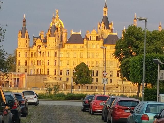 Das Schloss Schwerin, am nächsten Morgen .... Zurück zum Start dieses Berichtes. - Hier ist der KOMPLETTE Ablauf dieser Radtour durch Mäc-Pomm / Mecklenburg-Vorpommern, mit 388(!) Bildern:  https://www.myheimat.de/de--schwerin--74/kultur/himmelsradler-politik-schoenes-und-aufregendes-in-mcpomm-fuenf-videos-+-viele-bilder-d3039716.html