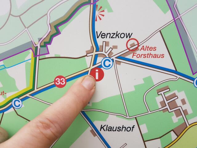 Also, hier ist da Panne, bei Venzkow: ADFC-Pannenhilfe anrufen, kommt demnächst .... Eintritt in den ADFC mit Rabatt-Code: https://www.adfc.de/formulare/beitrittserklaerung-fuer-einstiegsmitglieder/?aktionscode=62-F21