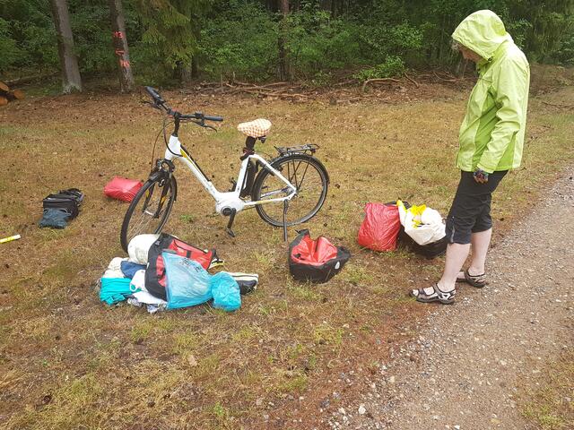 Hier, mitten im Walde, war die erste Panne, eine ganz normale Reifenpanne .... Start der Bilderserie über den SEHR hilfreichen ADFC-Pannenservice, mit 14 Bildern, einfach weiterklicken ... Eintritt in den ADFC mit Rabatt-Code: https://www.adfc.de/formulare/beitrittserklaerung-fuer-einstiegsmitglieder/?aktionscode=62-F21