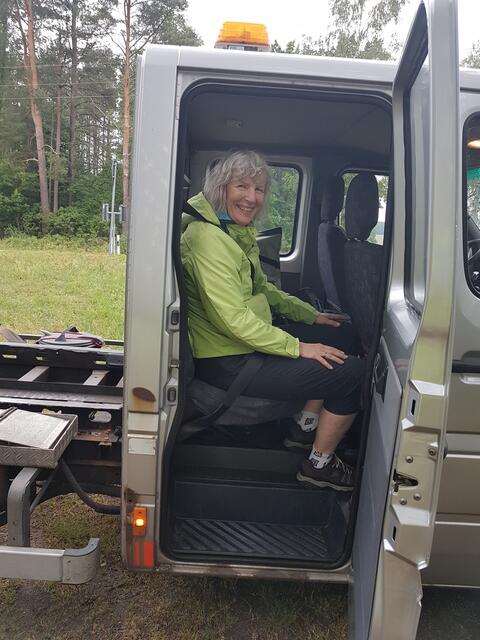 Strahlend!!!! Einsteigen, und mit defektem Rad sowie allem Gepäck geht's los ... Eintritt in den ADFC mit Rabatt-Code: https://www.adfc.de/formulare/beitrittserklaerung-fuer-einstiegsmitglieder/?aktionscode=62-F21