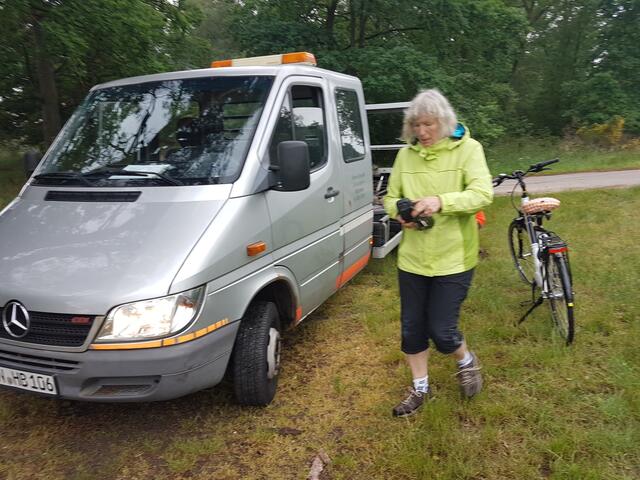 Der rettende Wagen ist da: Gleich das Fahrrad aufladen, .... Eintritt in den ADFC mit Rabatt-Code: https://www.adfc.de/formulare/beitrittserklaerung-fuer-einstiegsmitglieder/?aktionscode=62-F21